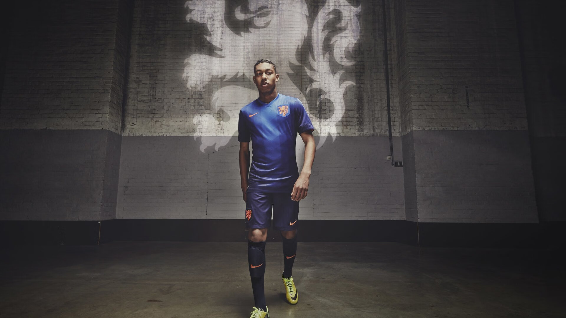 九游登录平台-范戴克惊天一击点燃世纪对决，巴萨险胜皇马续写国家德比传奇